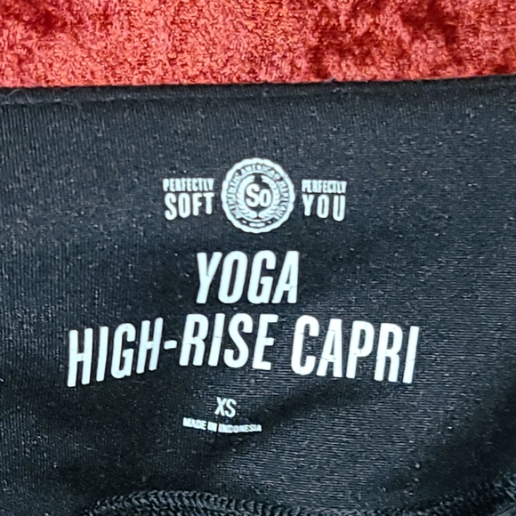 SO Black Yoga-High Rise Capri Leggings with Mesh - Picture 4 of 4